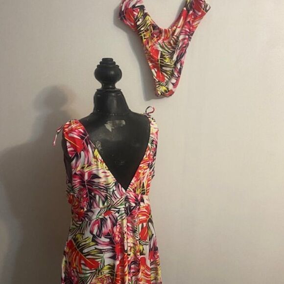 Multi Color Floral print V-neck front& back tie strap 2-pice swimsuit, size 4XL - Picture 2 of 3